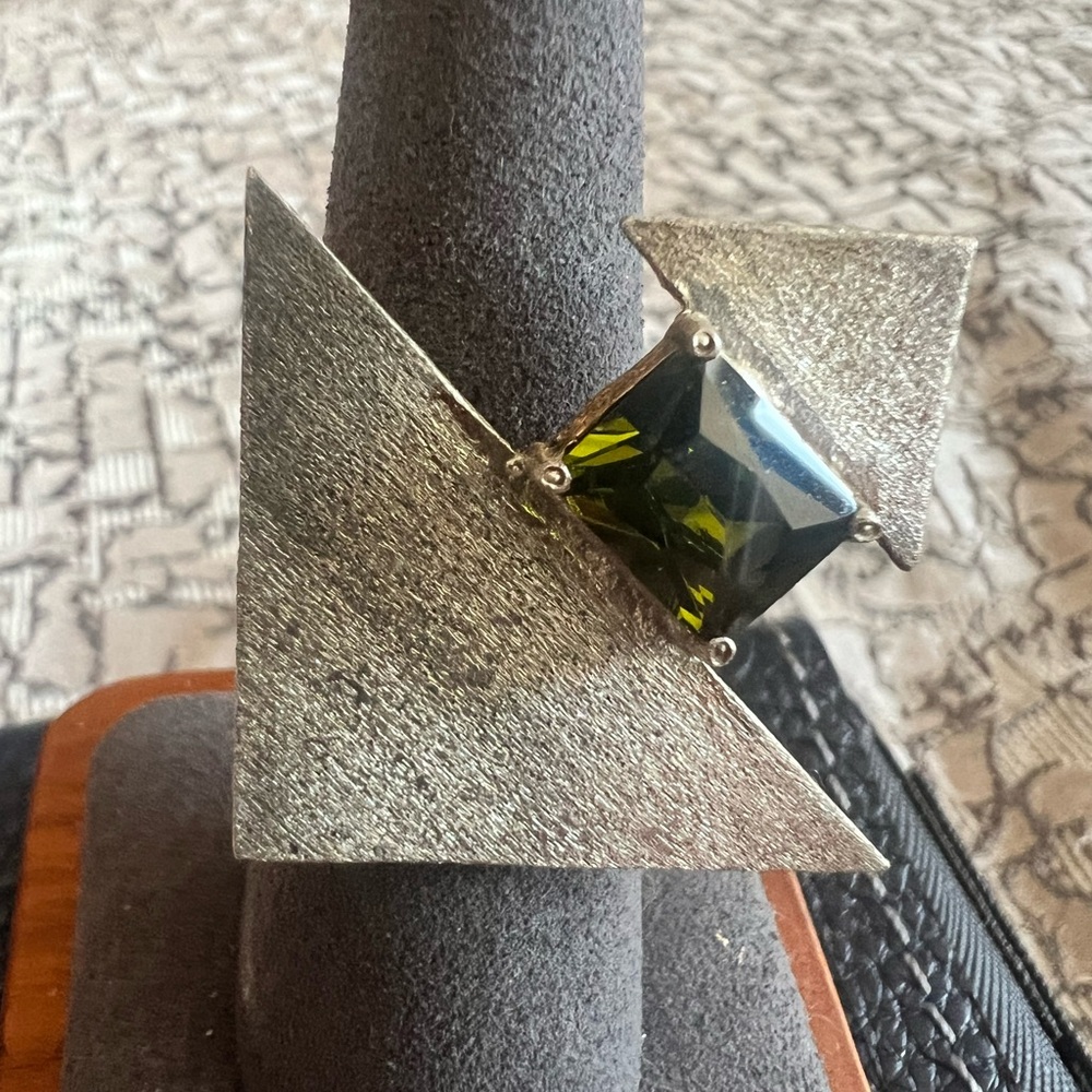 Square Arrow Ring – 925 Sterling Silver with Green Peridot (Size 6.5)